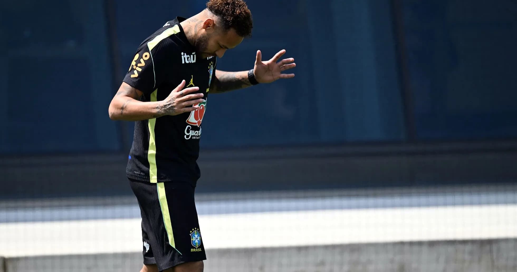 Neymar entrenando con la selección brasileña en campo