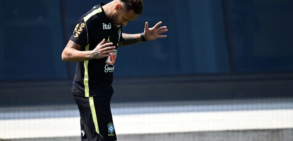 Neymar entrenando con la selección brasileña en campo
