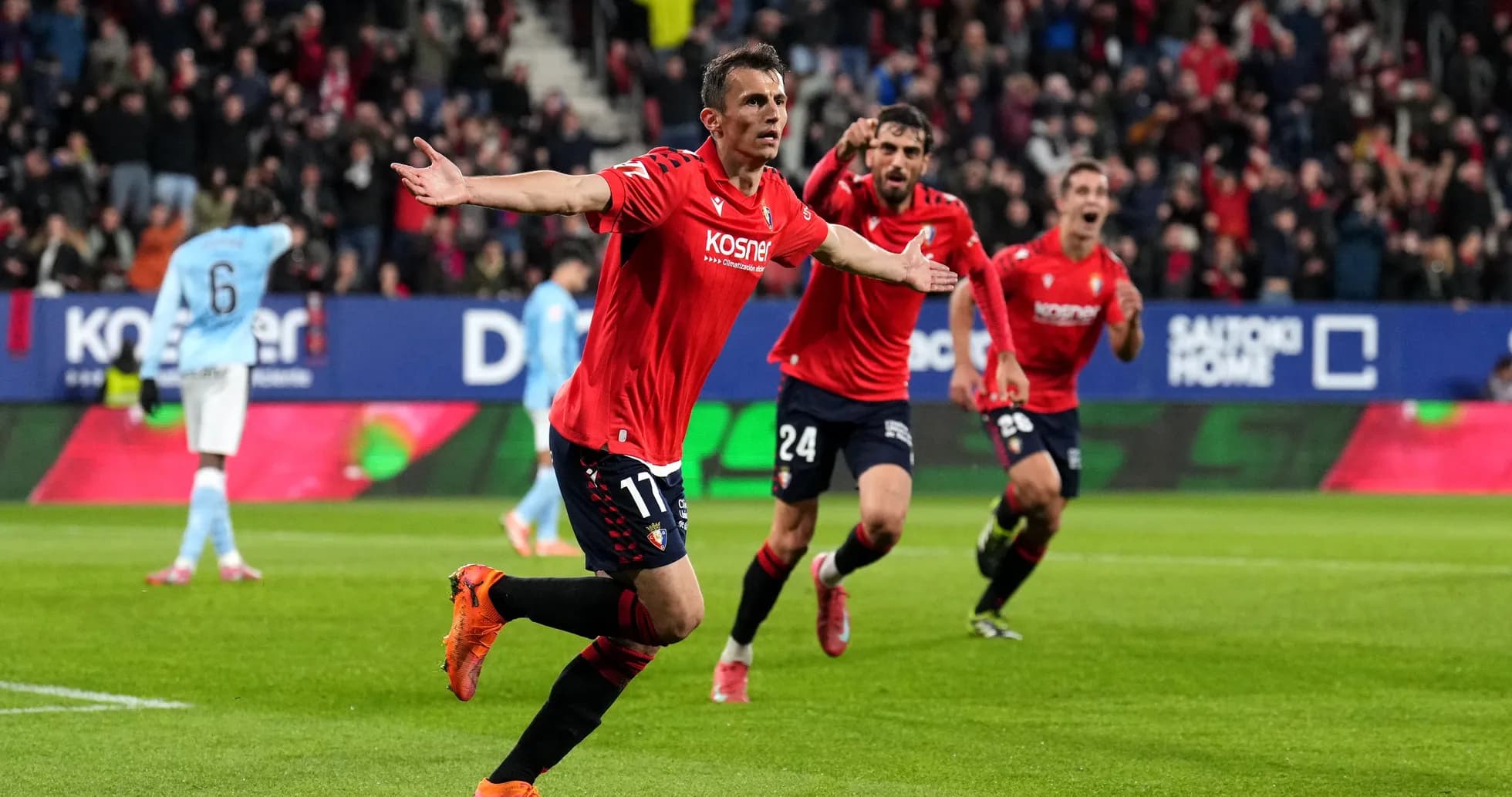 Jugador de Osasuna celebra un gol