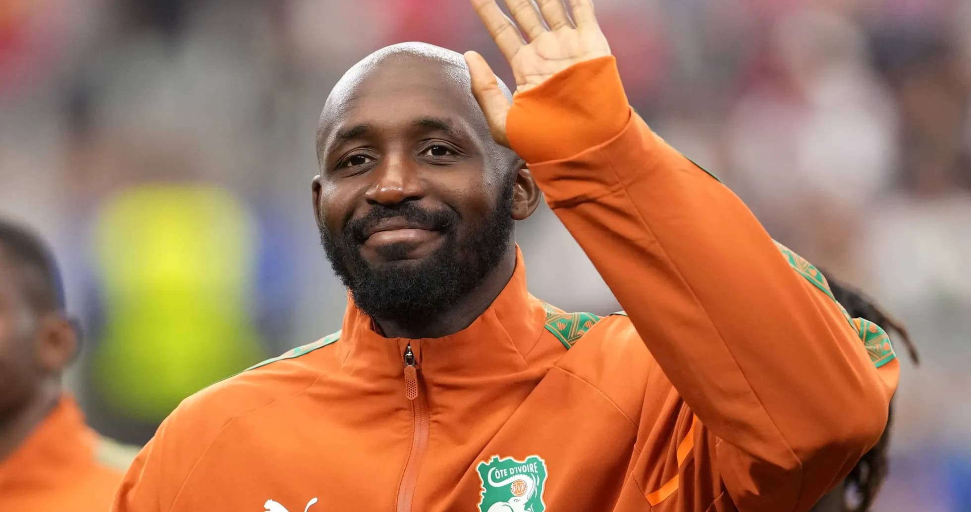 Jugador saludando en uniforme de Costa de Marfil