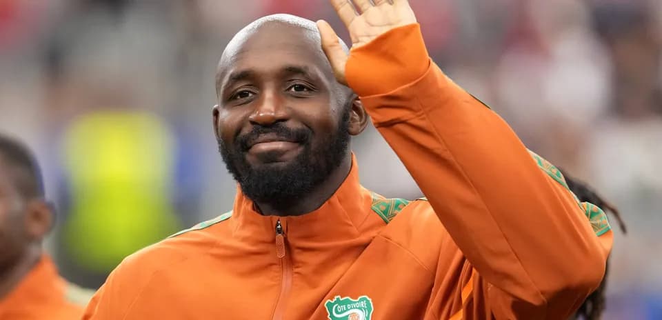Jugador saludando en uniforme de Costa de Marfil