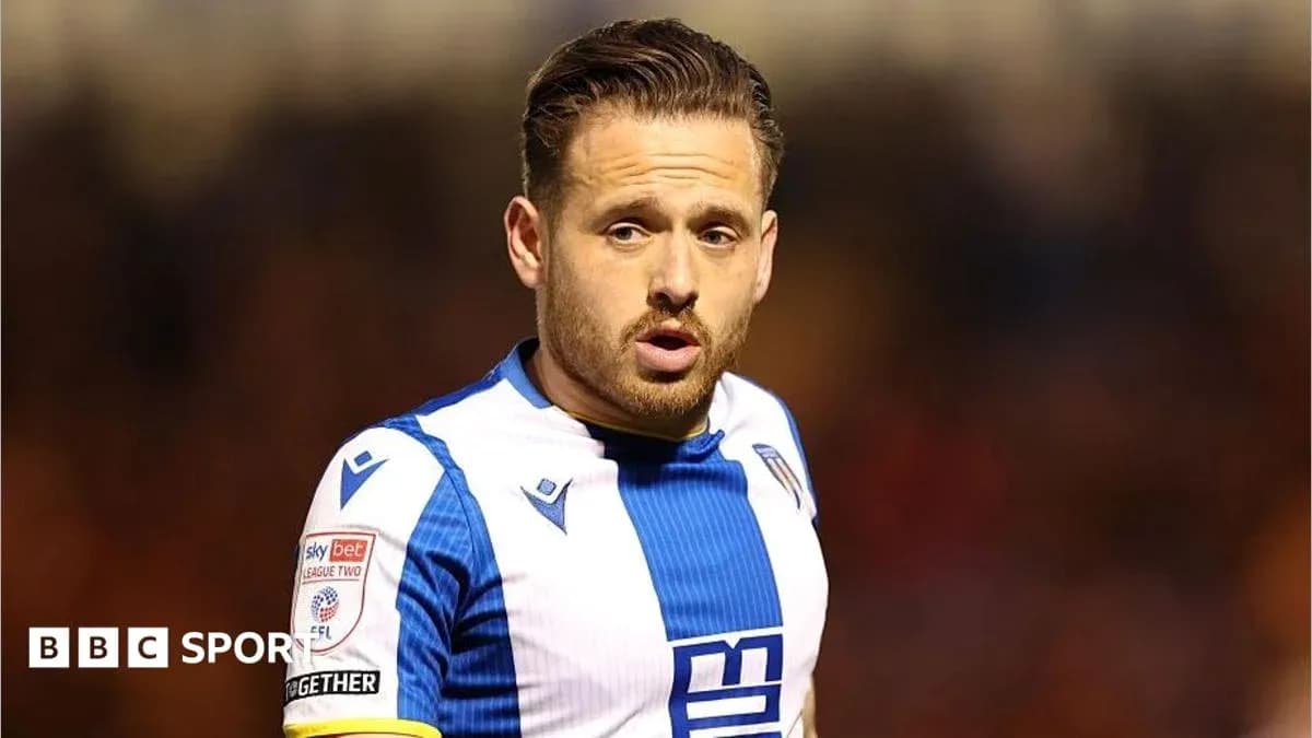 Jugador con camiseta azul y blanca en el campo