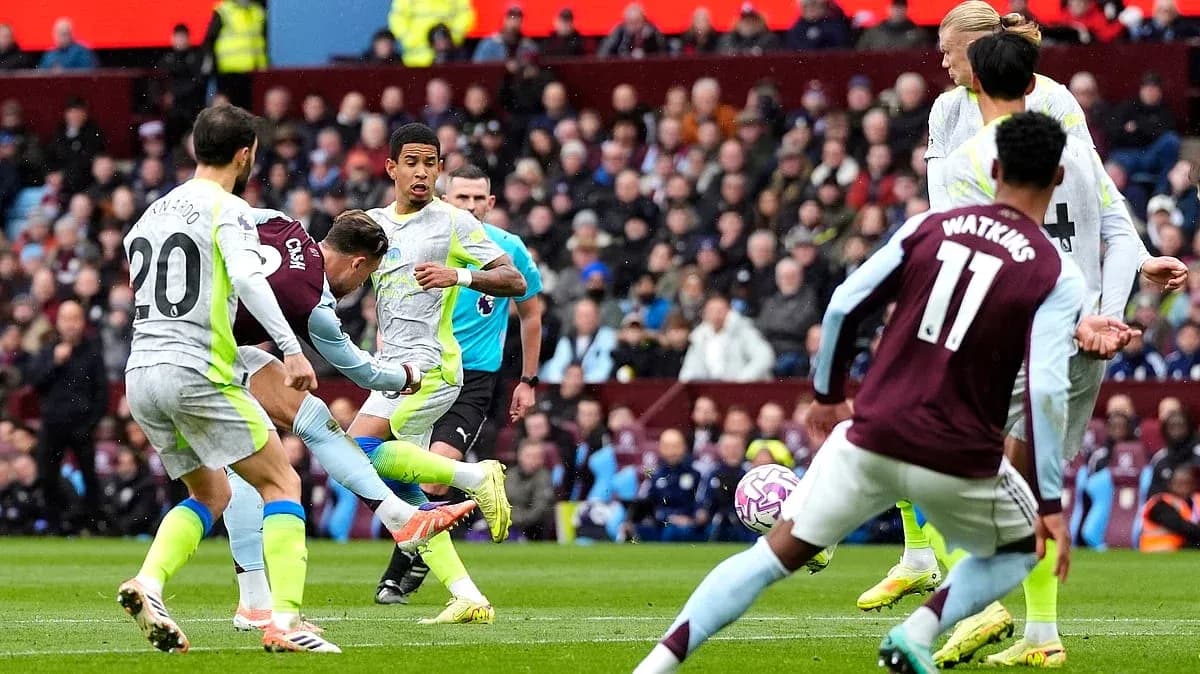 Acción de juego entre Manchester City y Aston Villa