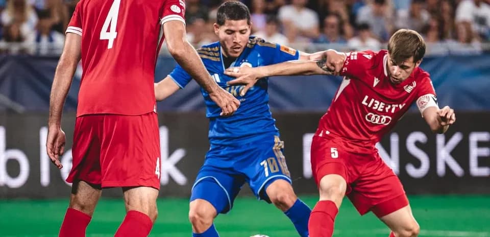 Jugadores compitiendo por el balón en partido
