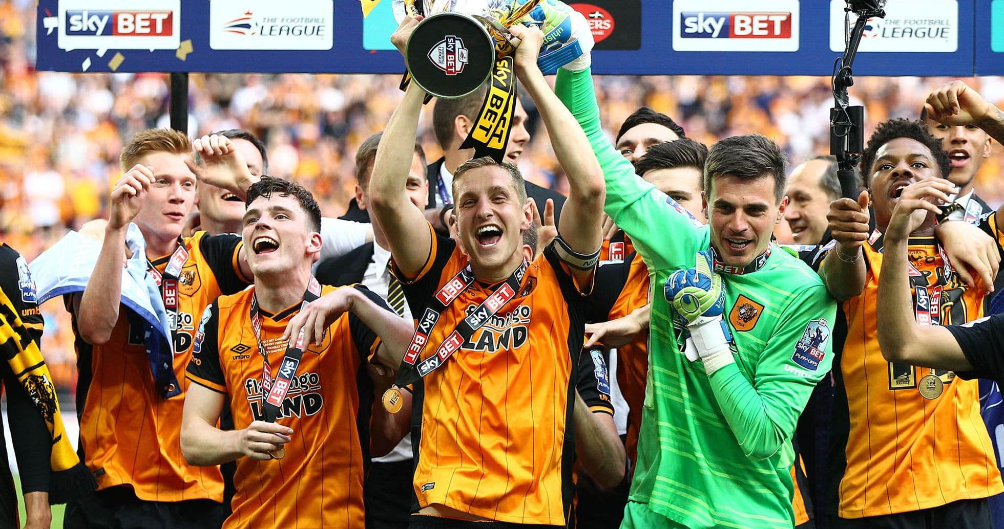 Jugadores de Hull City celebrando con el trofeo