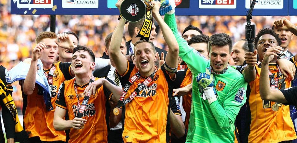 Jugadores de Hull City celebrando con el trofeo