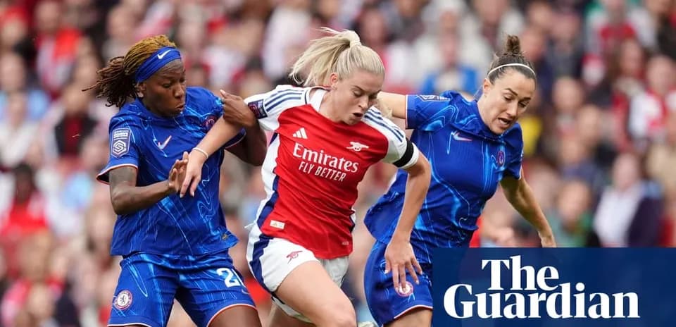 Jugadora de Arsenal rodeada por dos jugadoras de Chelsea