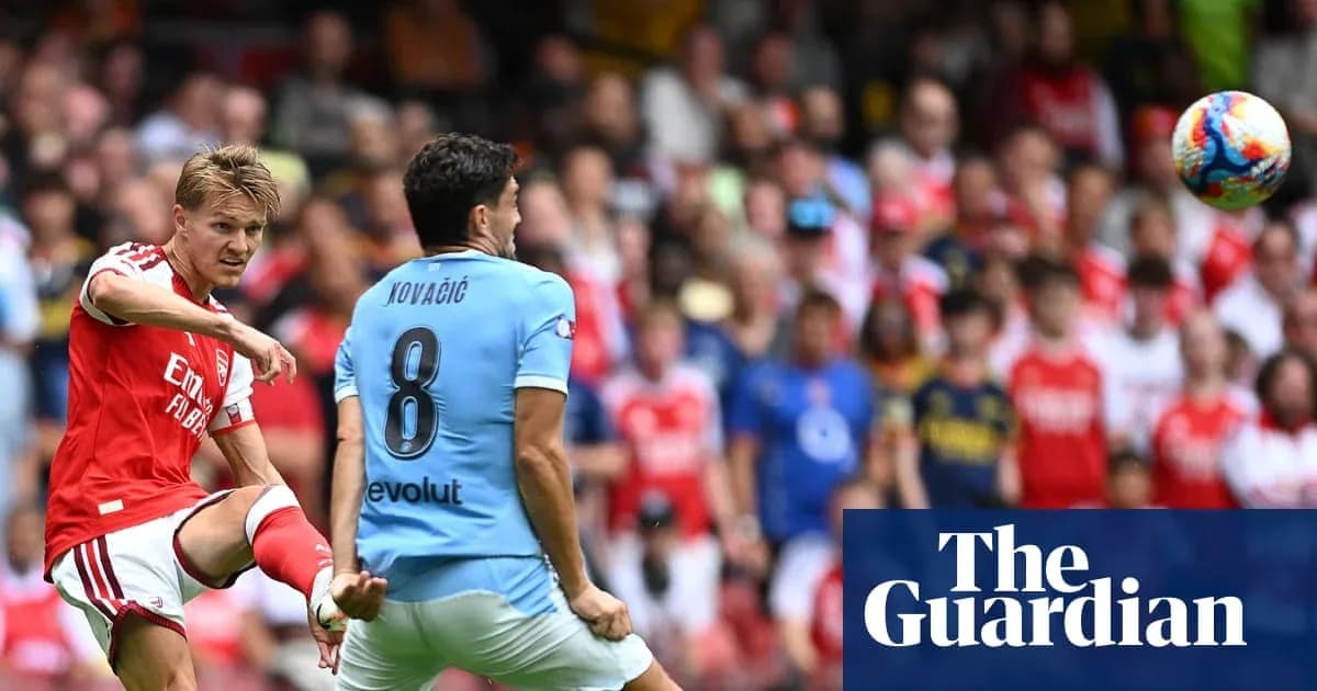 Jugador de Arsenal realizando un pase durante el partido