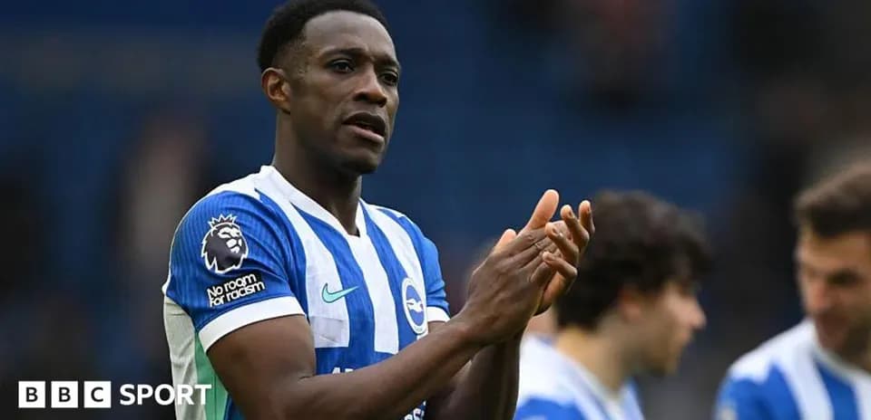 Jugador aplaudiendo en el campo durante el partido