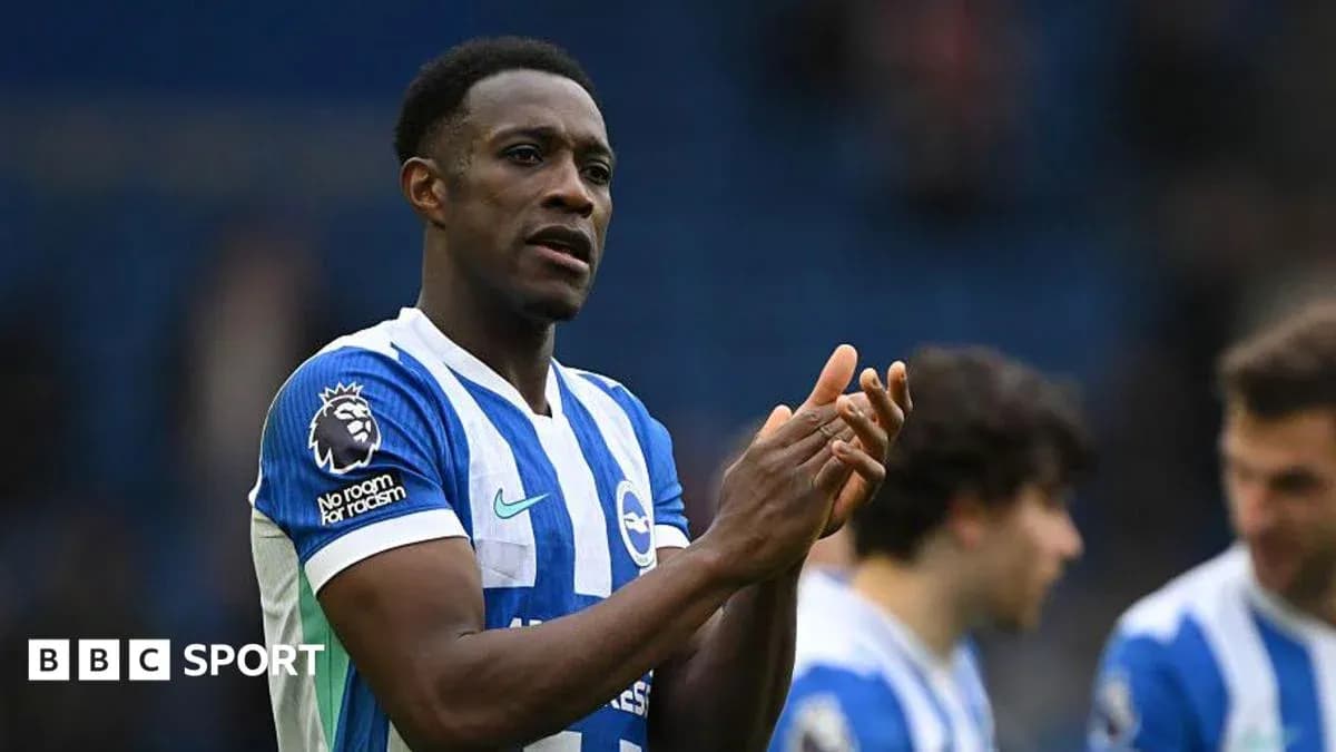 Jugador aplaudiendo en el campo durante el partido