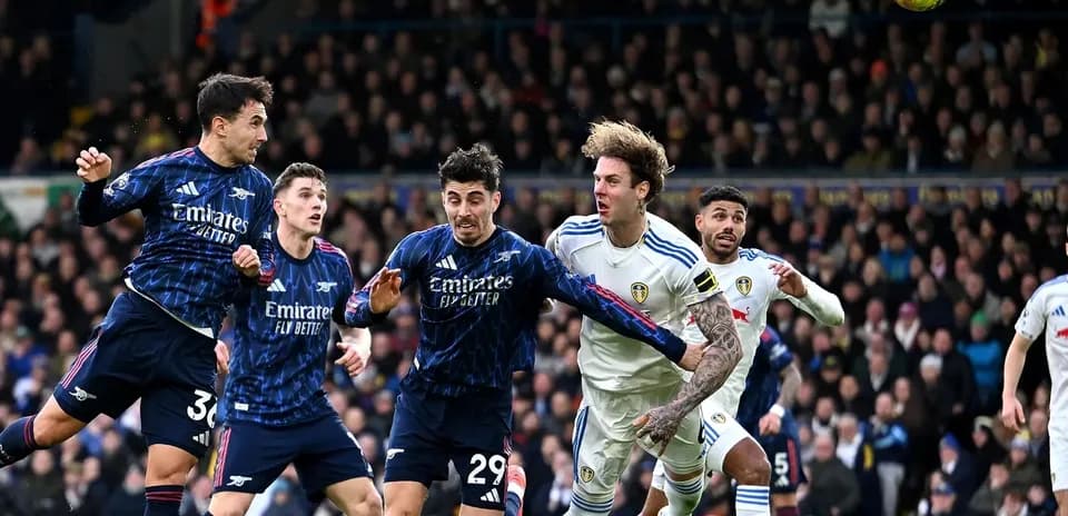Jugadores de Arsenal y Leeds durante el partido