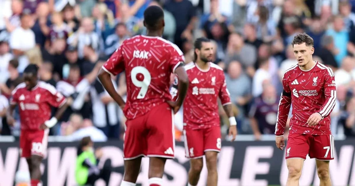 Jugadores de Liverpool en el campo después del partido