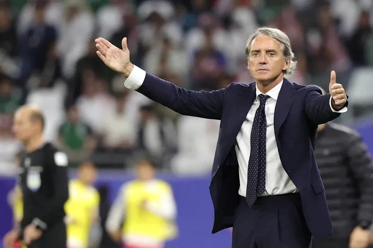 Entrenador gesticulando durante un partido de fútbol