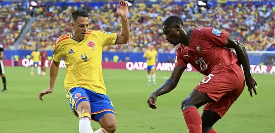 Jugadores de Colombia y Marruecos compitiendo por el balón