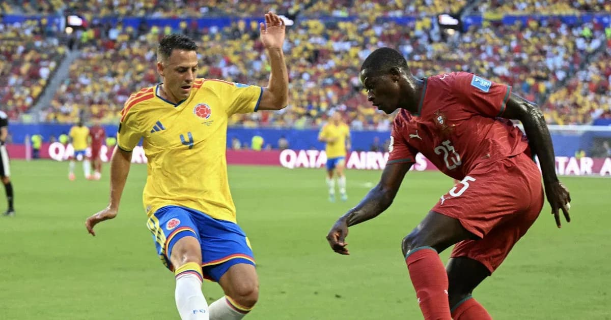 Jugadores de Colombia y Marruecos compitiendo por el balón