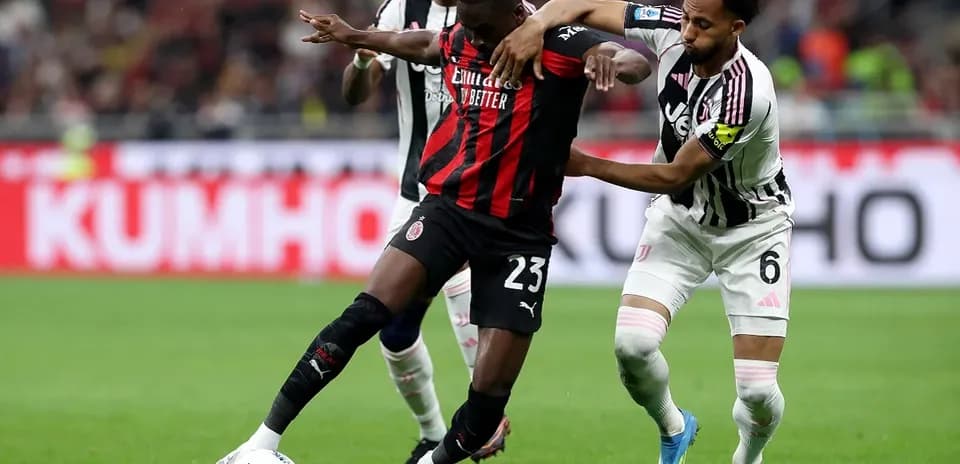 Jugador de AC Milan luchando por el balón