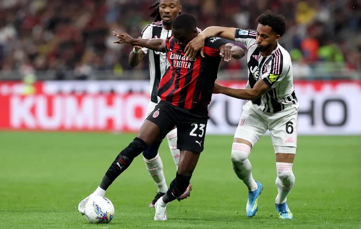 Jugador de AC Milan luchando por el balón
