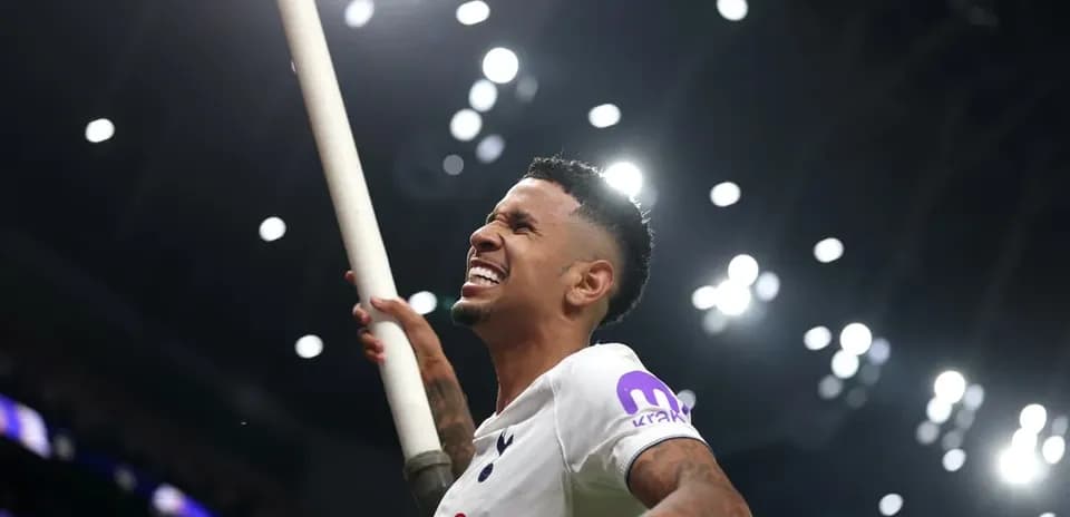 Jugador de Tottenham celebrando con un palo