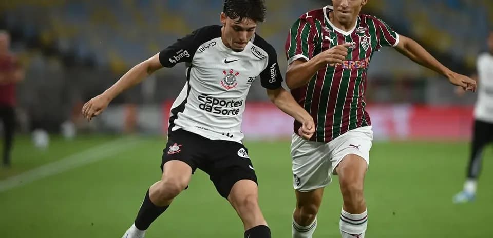 Jugadores de Corinthians y Fluminense en acción