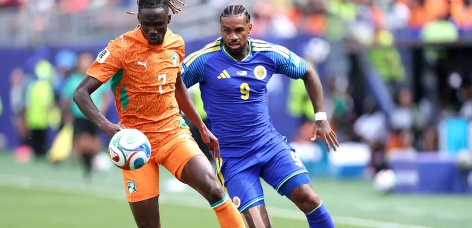 Jugador de Costa de Marfil conduce el balón durante el partido