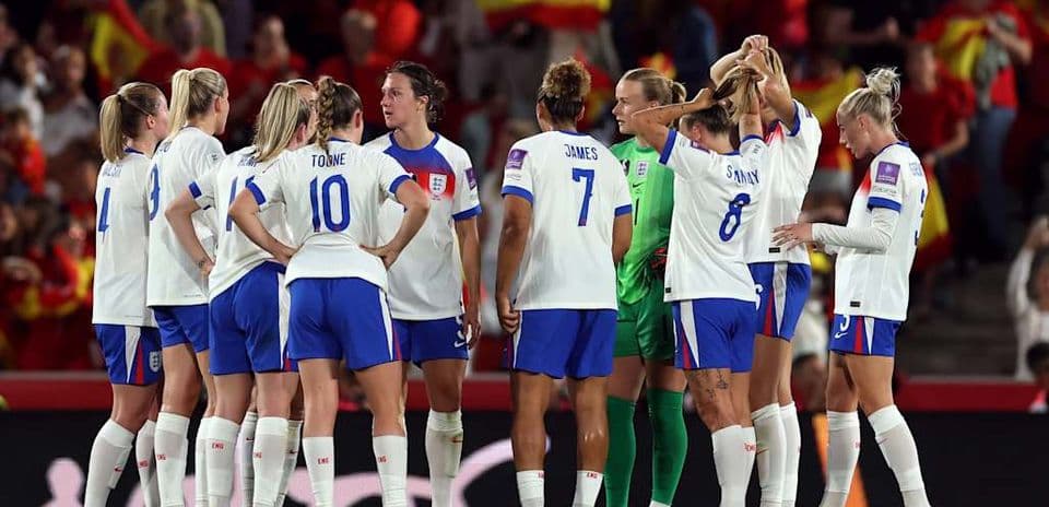 Jugadoras de Inglaterra en charla durante el partido