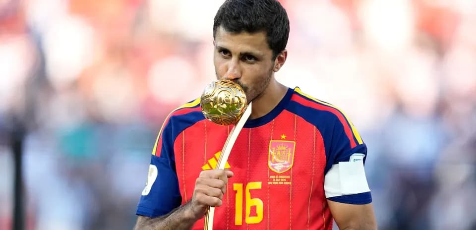 Jugador de España besando trofeo tras victoria
