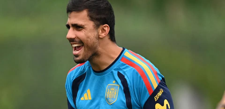 Jugador de España entrenando y animando a compañeros