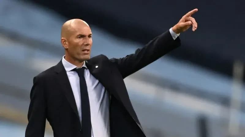 Entrenador dirigiendo al equipo desde la banda