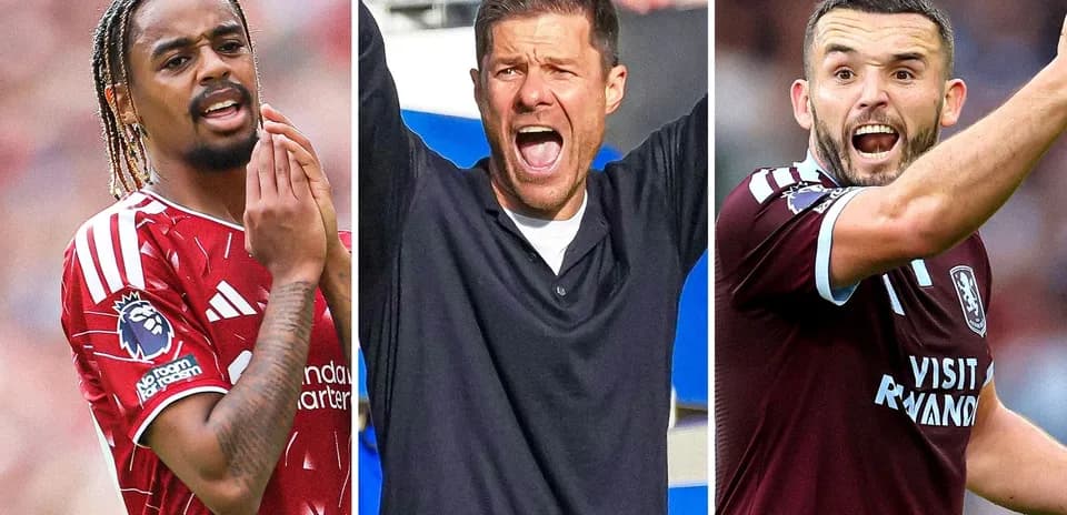 Jugadores y entrenador durante un partido de fútbol
