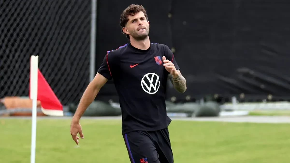 Jugador entrenando en el campo con camiseta de EE. UU.