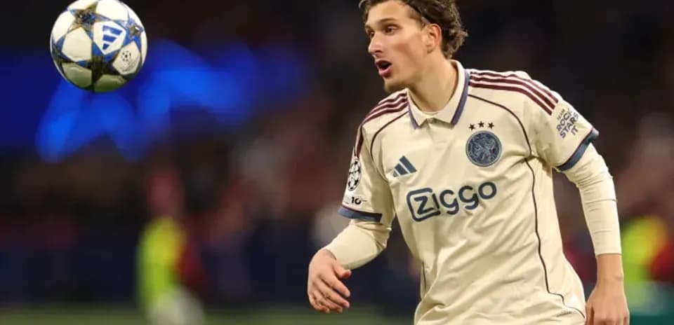 Jugador de Ajax controla el balón en el partido