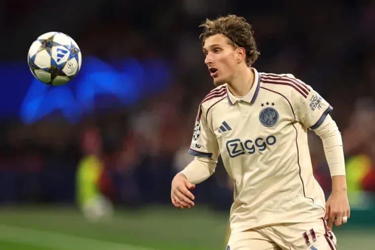 Jugador de Ajax controla el balón en el partido