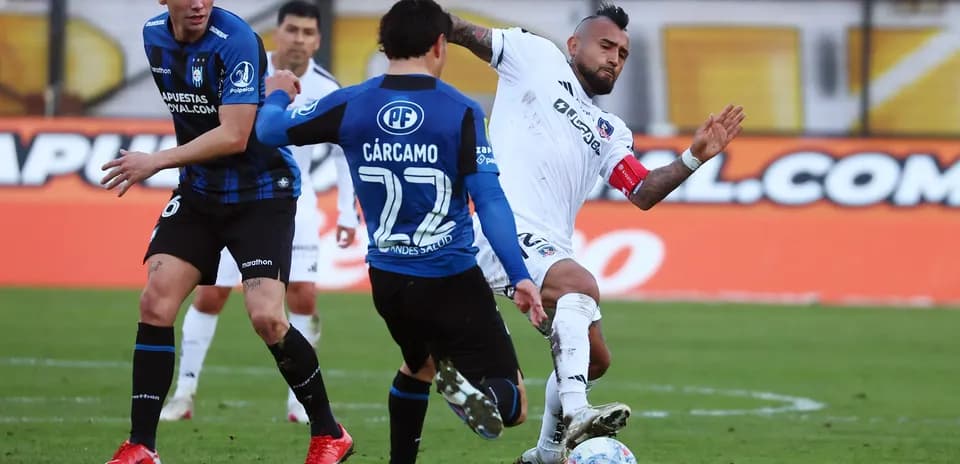 Jugador de Huachipato enfrentando a Colo Colo