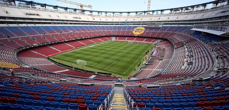 Estadio vacío con césped en preparación para partido