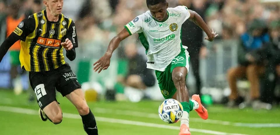 Jugador con balón esquivando a oponente en partido