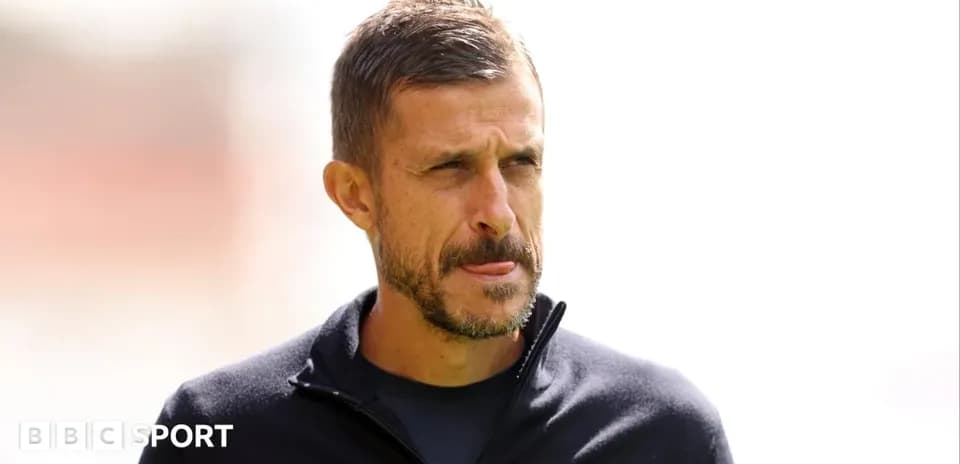 Entrenador en el campo durante el partido