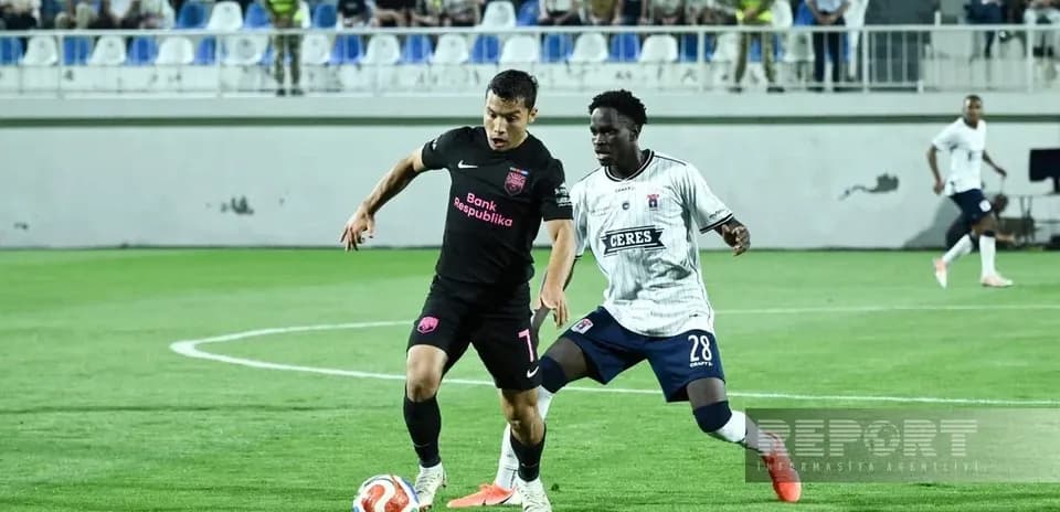 Jugadores compitiendo por el balón en el partido