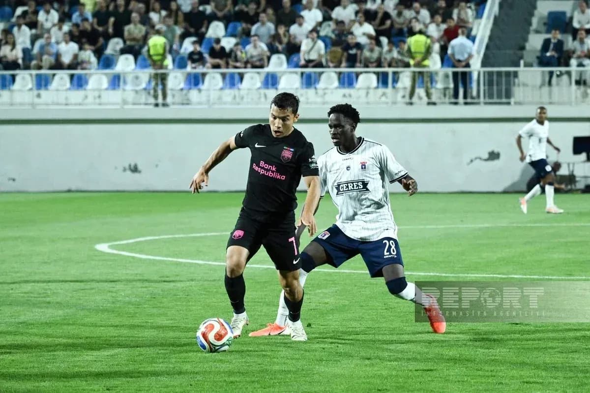 Jugadores compitiendo por el balón en el partido