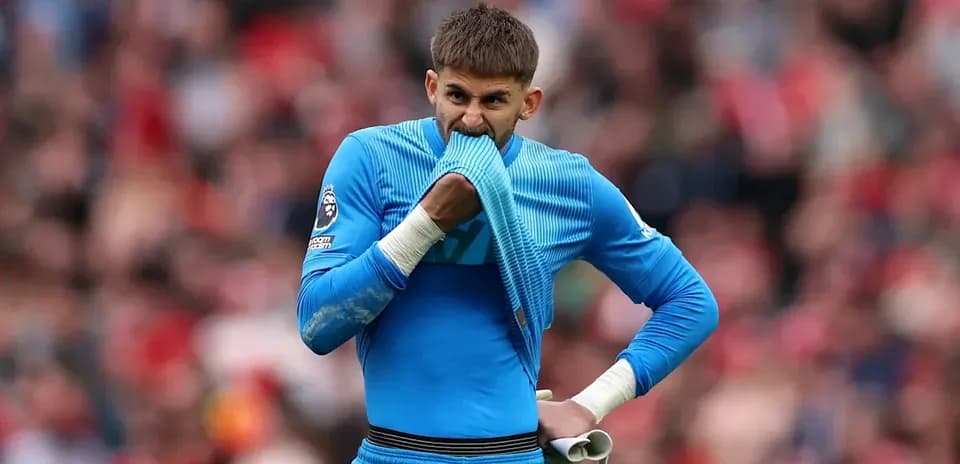 Portero sosteniendo su camiseta en el campo