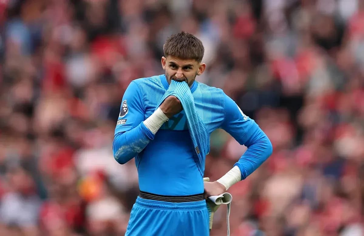 Portero sosteniendo su camiseta en el campo