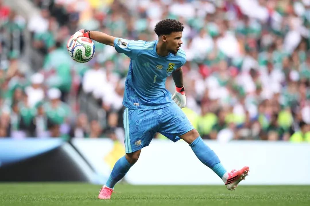 Portero lanzando el balón durante un partido