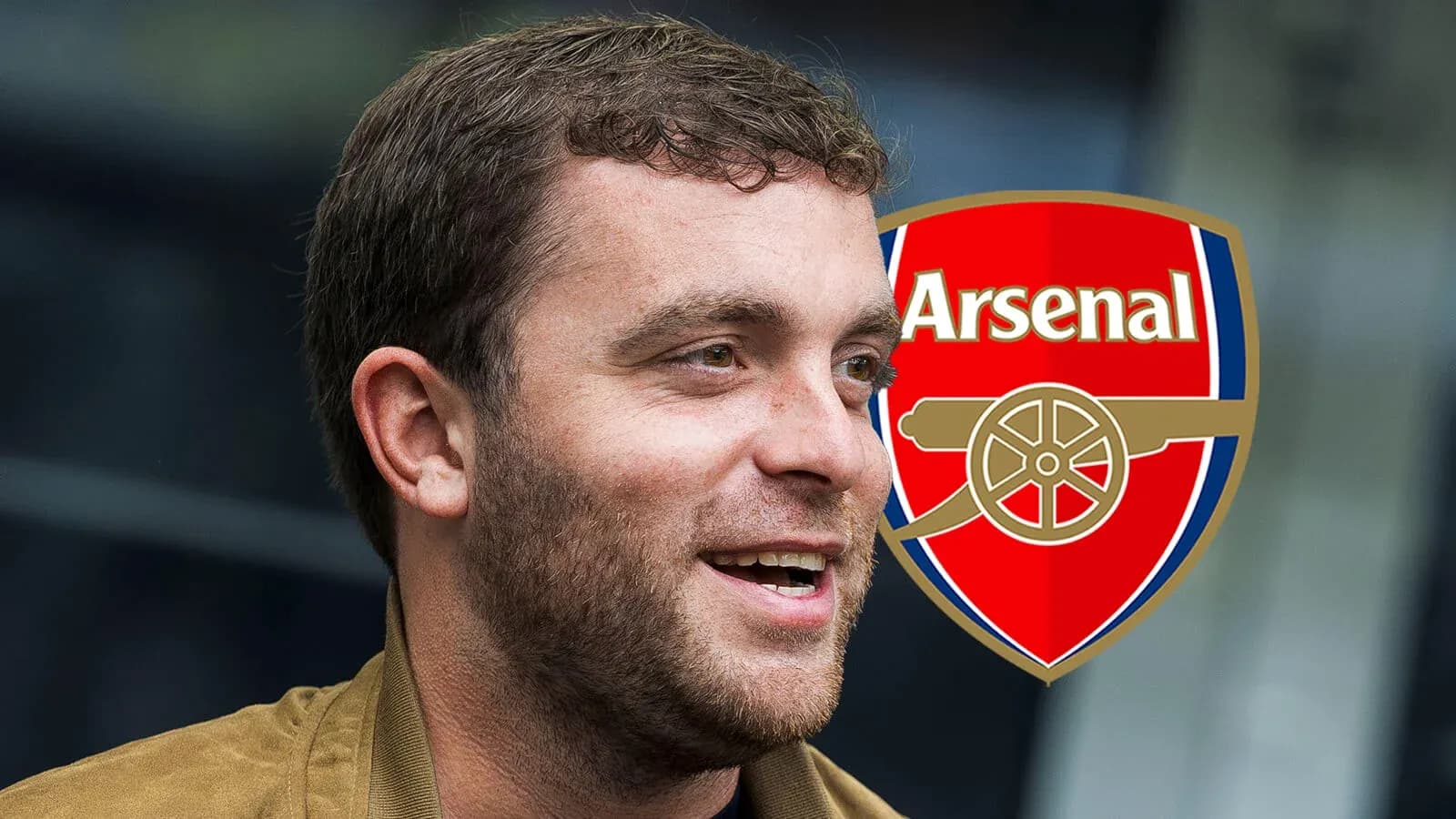 Hombre sonriendo con logo de Arsenal de fondo