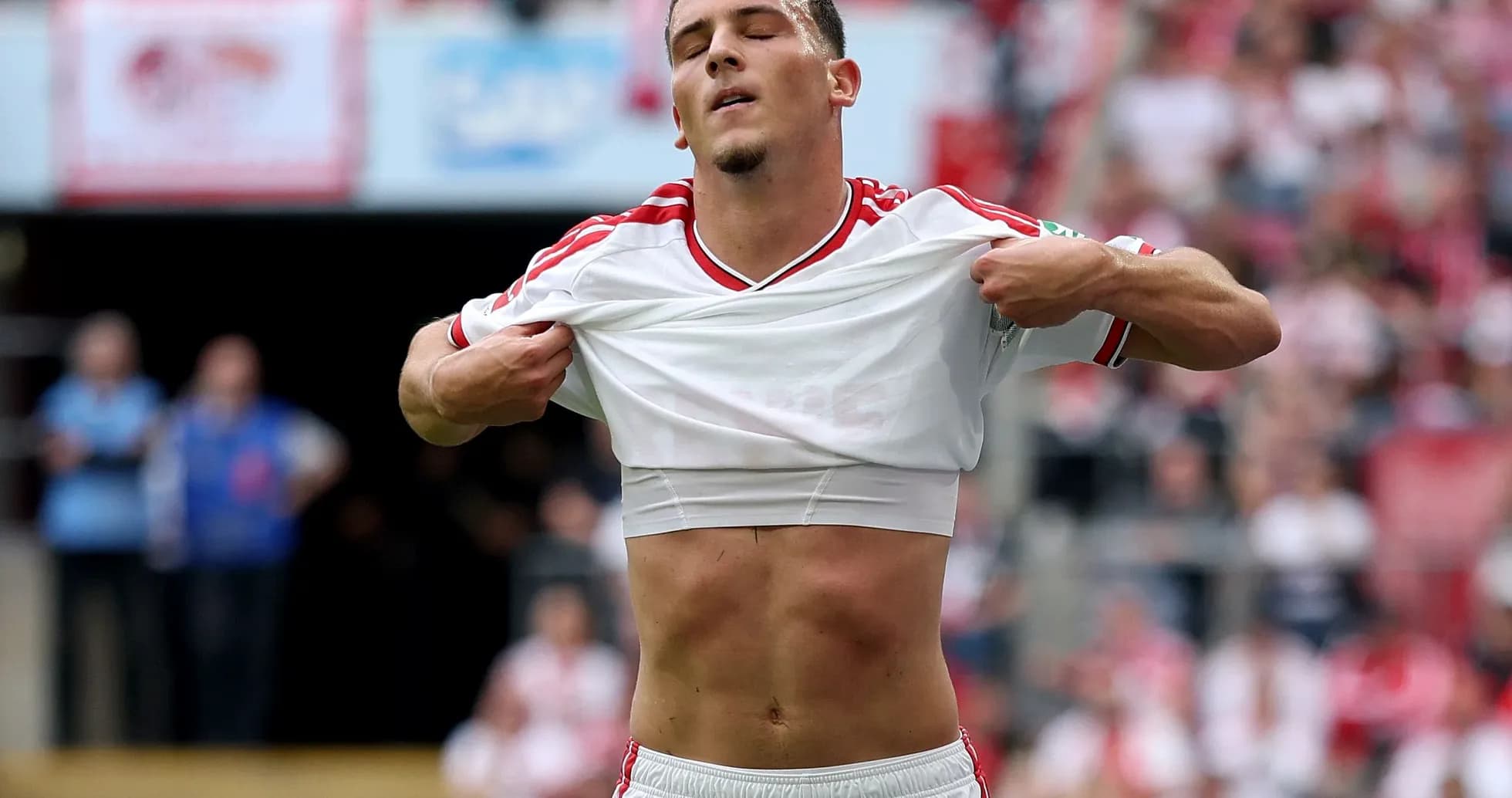 Jugador quitándose la camiseta en el campo de fútbol