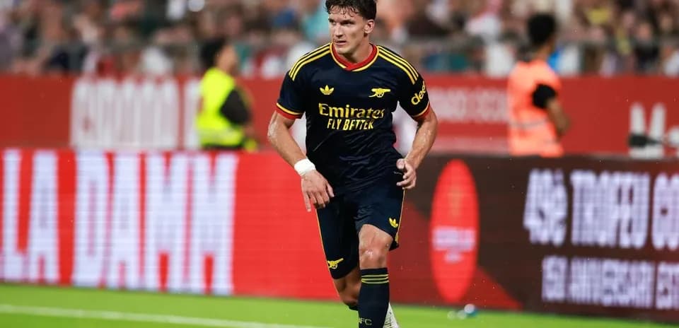 Jugador de Arsenal corriendo con balón en el campo