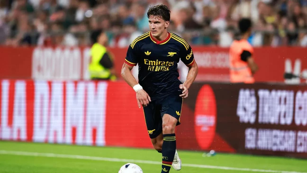 Jugador de Arsenal corriendo con balón en el campo