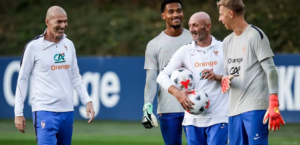 Entrenador y jugadores de Francia en sesión de entrenamiento