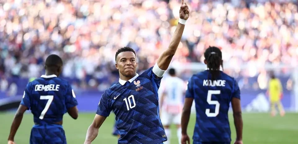 Kylian Mbappé celebra un gol con compañeros de equipo