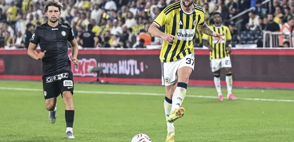 Jugador de Fenerbahçe en acción contra Sturm Graz