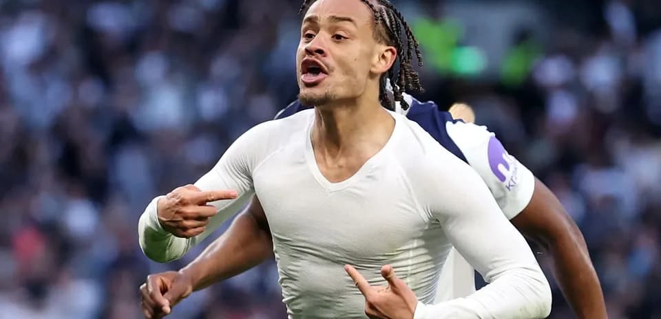 Jugador celebrando un gol con gestos en el campo