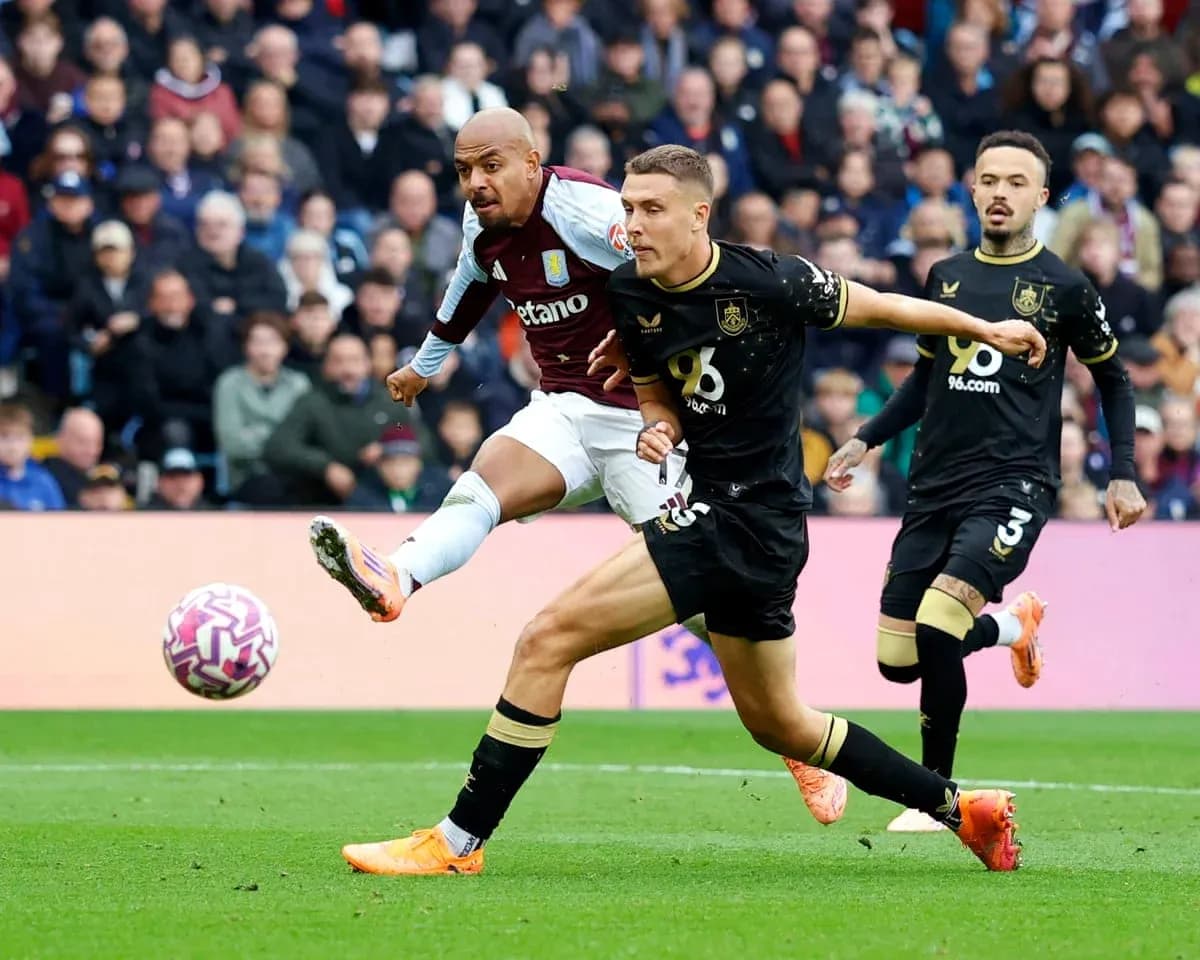 Jugador de Aston Villa disparando en el partido